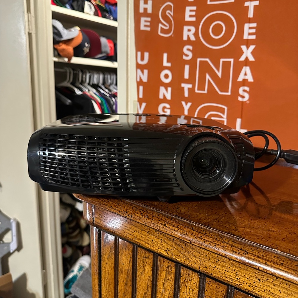 OPTOMA EH1020 FULL HD 1080P DLP PROJECTOR, 3000 LUMENS, “need new light bulb”